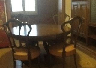 Mesa redonda antigua y 4 sillas