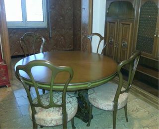 Mesa redonda antigua y 4 sillas