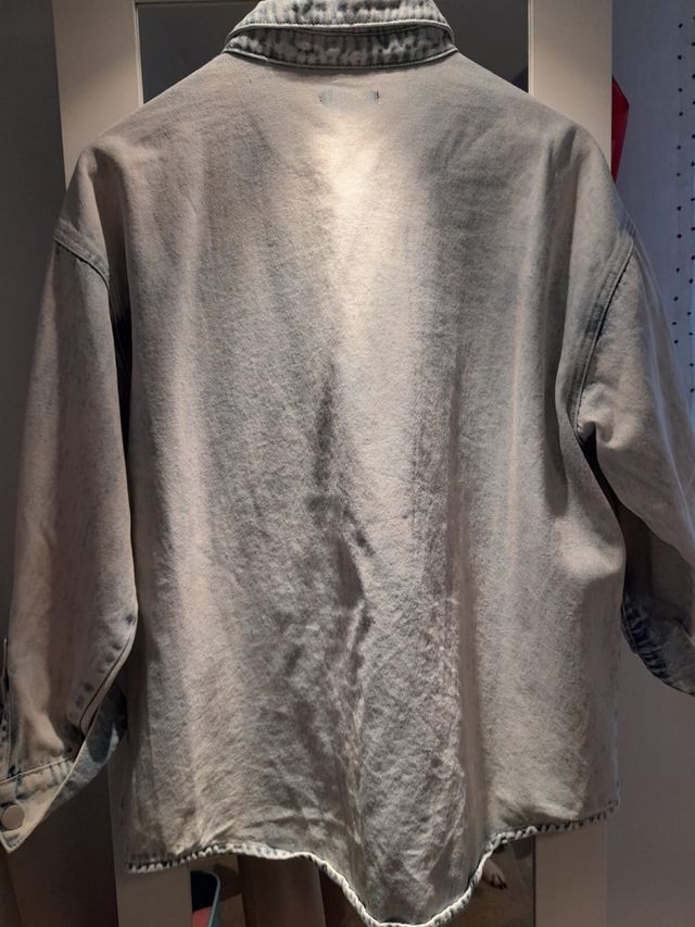 Cazadora vaquera Parfois desgastada