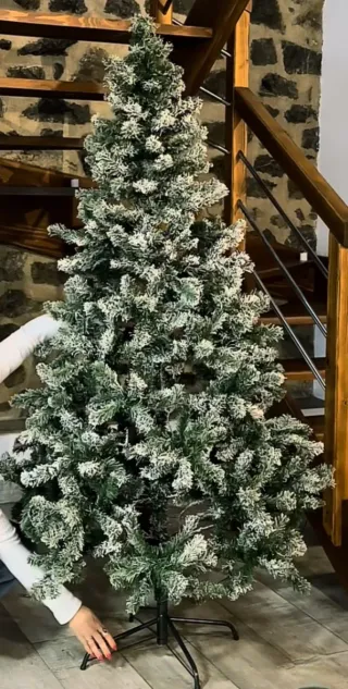 Árbol de Navidad verde con nieve