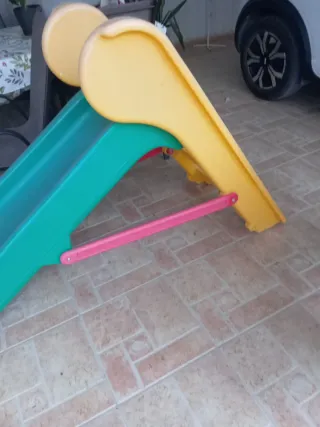Tobogán infantil verde y amarillo