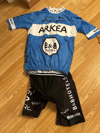 Maillot Arkea Bianchi azul y culotte B&B Hotel