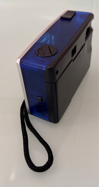 Cámara de fotos Winston azul y plateada