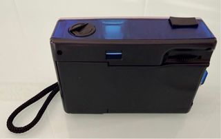 Cámara de fotos Winston azul y plateada