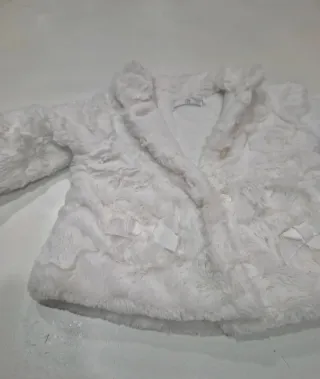 Pelliccetta bimba bianca con fiocchi