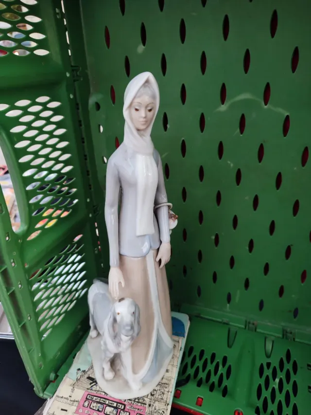 Figura porcelana mujer con perro
