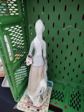Figura porcelana mujer con perro