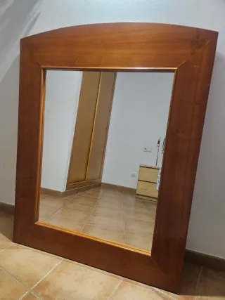 Espejo de madera con marco curvo