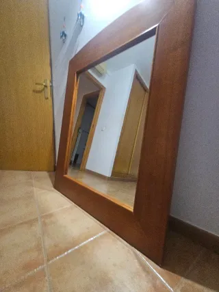 Espejo de madera con marco curvo