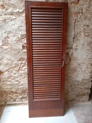 Puerta veneciana de madera
