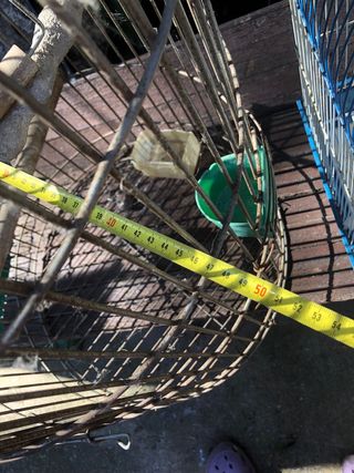 Jaula grande para Loro, le falta la base.