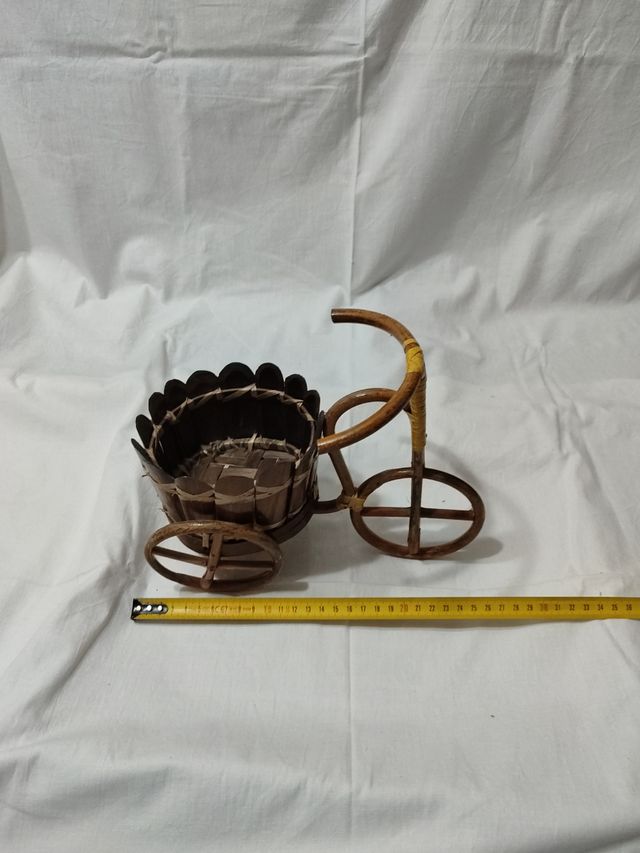 Plantador de bicicletas de vime e madeira