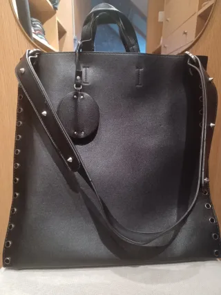 Bolso de hombro negro con tachuelas