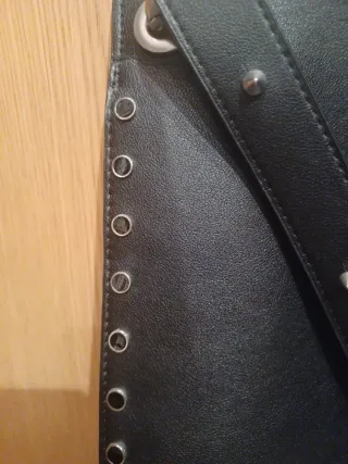 Bolso de hombro negro con tachuelas