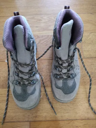 Botas de montaña beige y morado