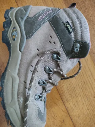 Botas de montaña beige y morado