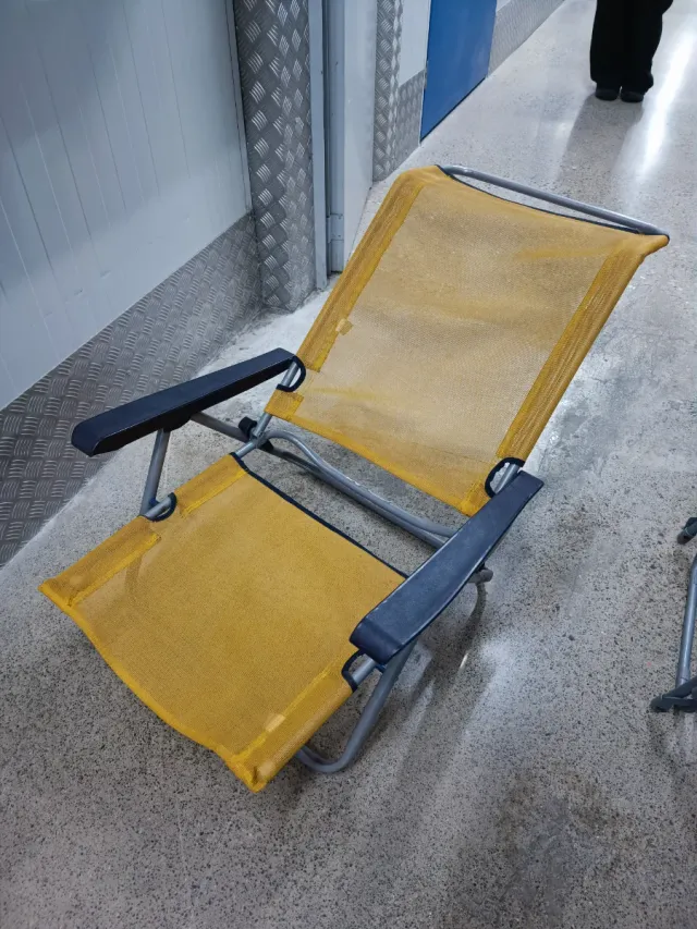 Silla tumbona de playa amarilla