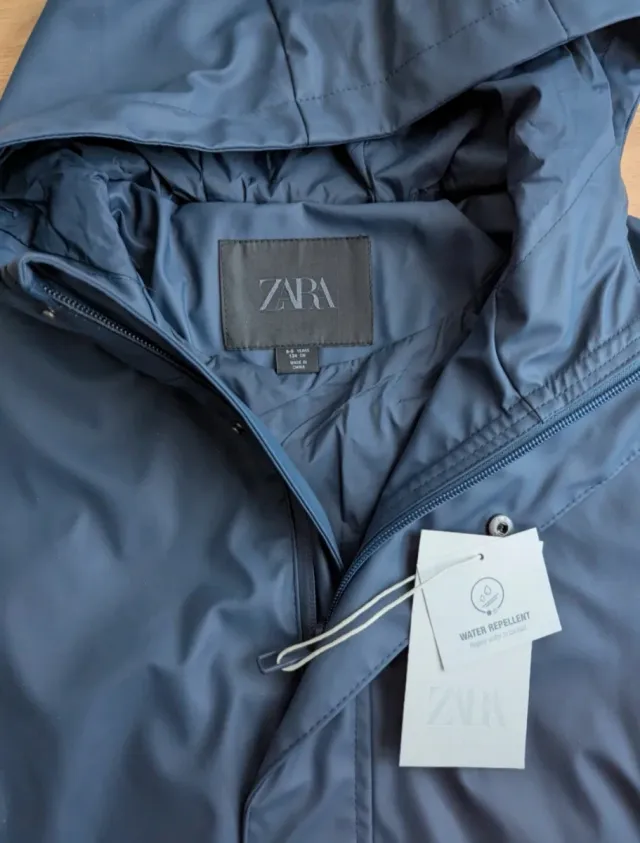 Chubasquero Zara engomado azul nuevo
