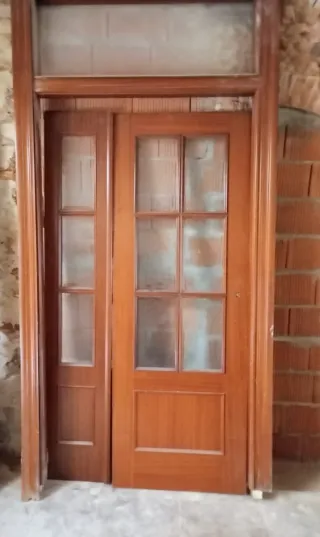 Puerta doble de madera con cristal