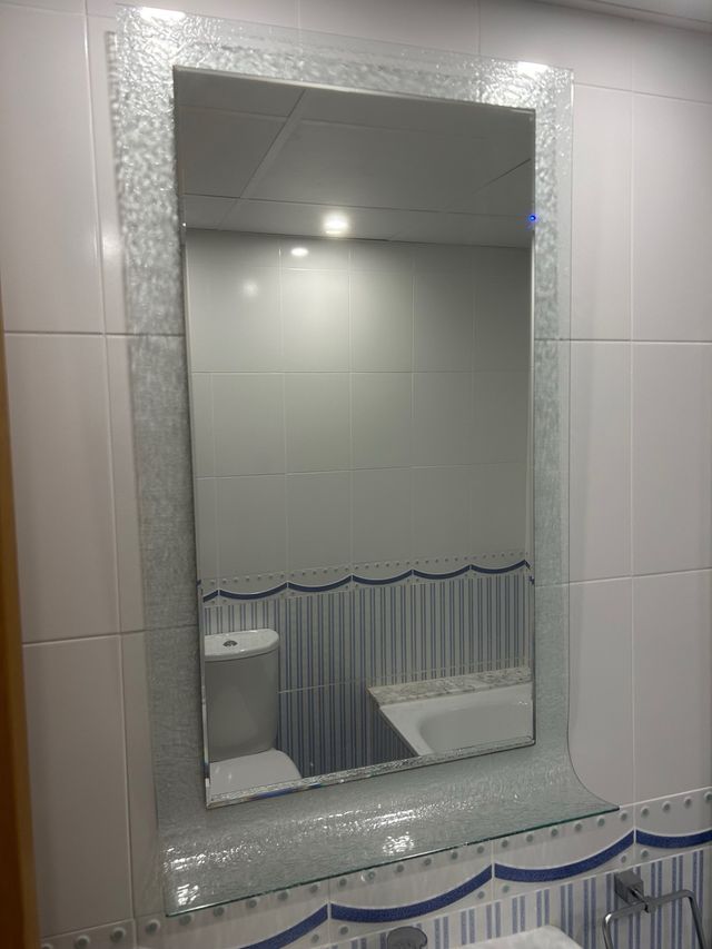 Espejo de baño con marco de cristal texturizado