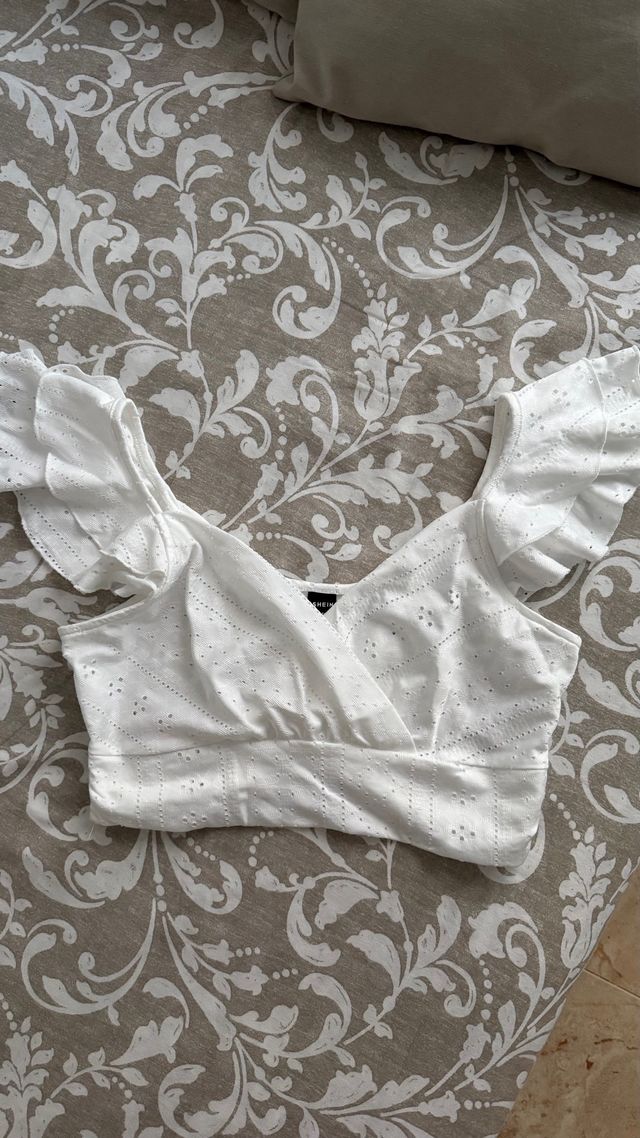 Top blanco Shein volantes