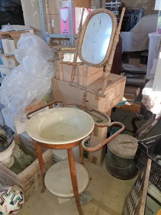 Lavabo antiguo de cerámica y madera