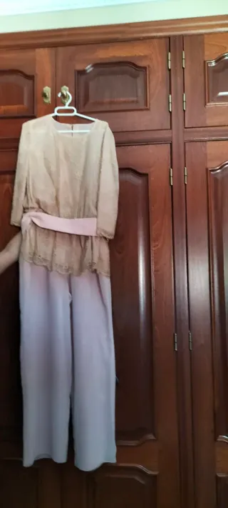Traje de mujer beige y rosa