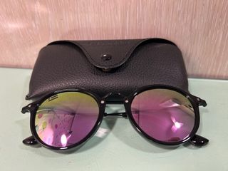 Gafas de sol negras con lentes rosas.