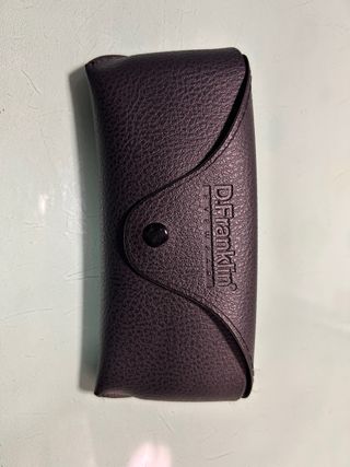 Gafas de sol negras con lentes rosas.