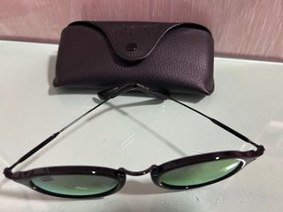 Gafas de sol negras con lentes rosas.