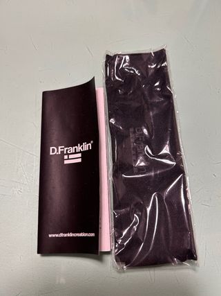 Gafas de sol negras con lentes rosas.