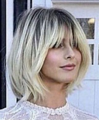 Preciosa peluca rubia estilo bob