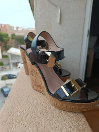 Zapatos cuña charol negro y dorado