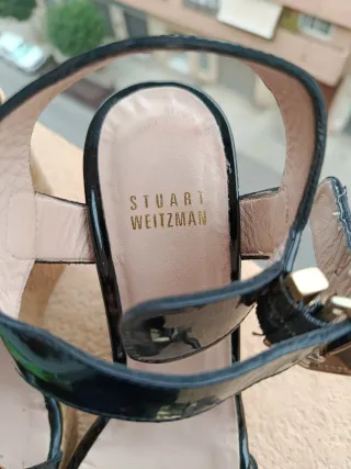 Zapatos cuña charol negro y dorado