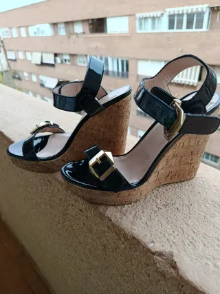 Zapatos cuña charol negro y dorado