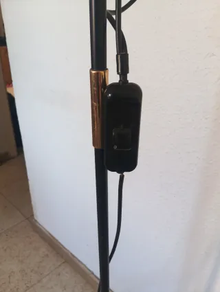 Lámpara de pie dorada y negra