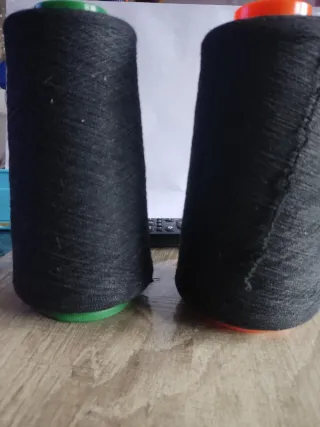 Conos de hilo texturizado negro para overlock