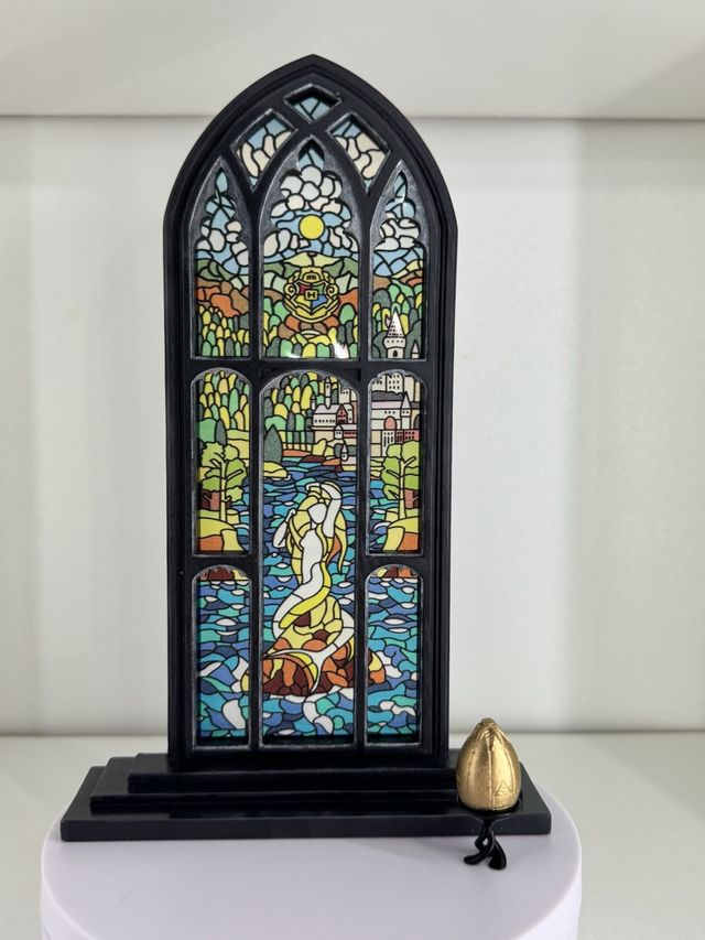 Vidriera sirena con huevo dorado