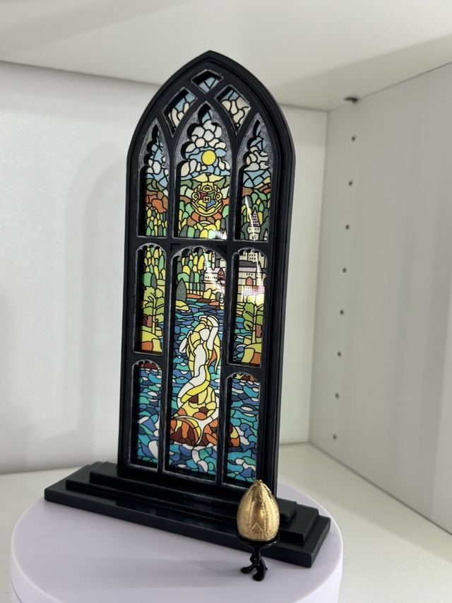 Vidriera sirena con huevo dorado