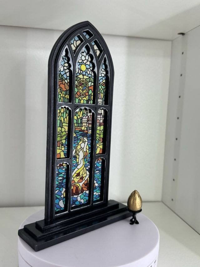 Vidriera sirena con huevo dorado