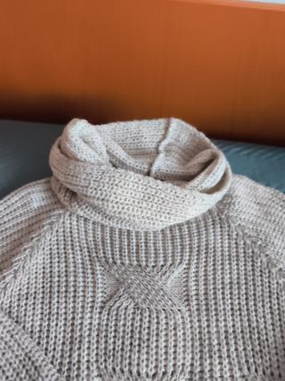 Jersey de punto beige ycuello alto