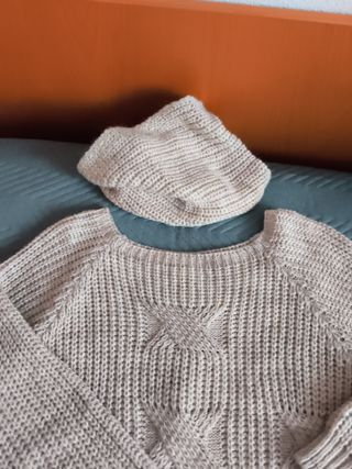 Jersey de punto beige ycuello alto