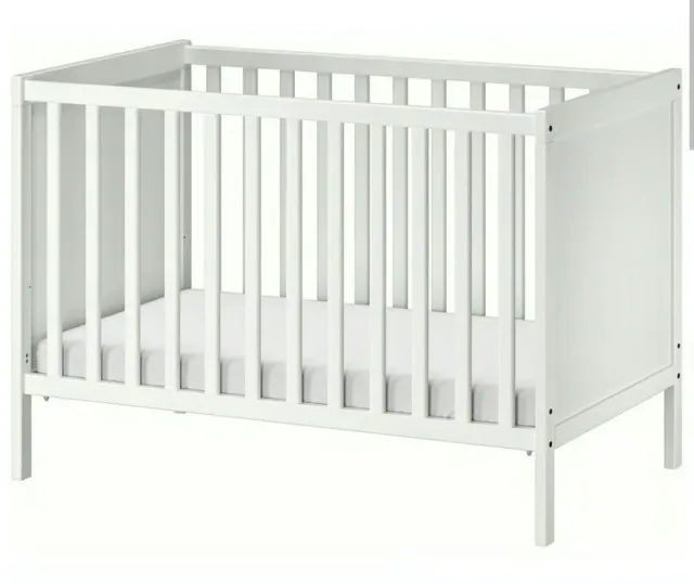 Cuna de bebé blanca