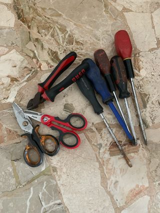 Set attrezzi lavoro: pinze, forbici, cacciaviti