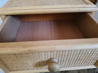 Mesita de noche de mimbre