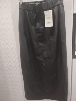 Falda Zara polipiel negra. Largo 86cm