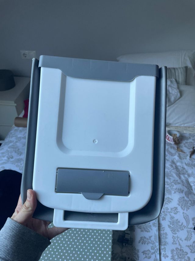 Cubo basura plegable gris y blanco