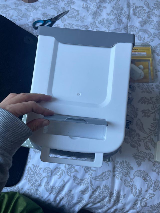 Cubo basura plegable gris y blanco