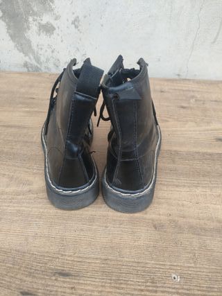 Botas negras con cordones