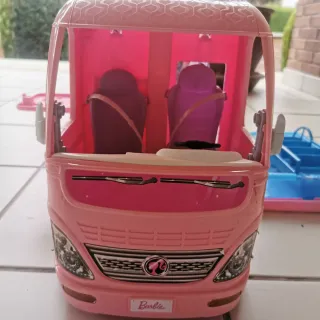Autocaravana Barbie con tobogán y piscina